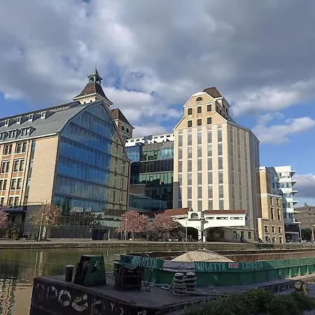 Le Canal Flat De * Pantin